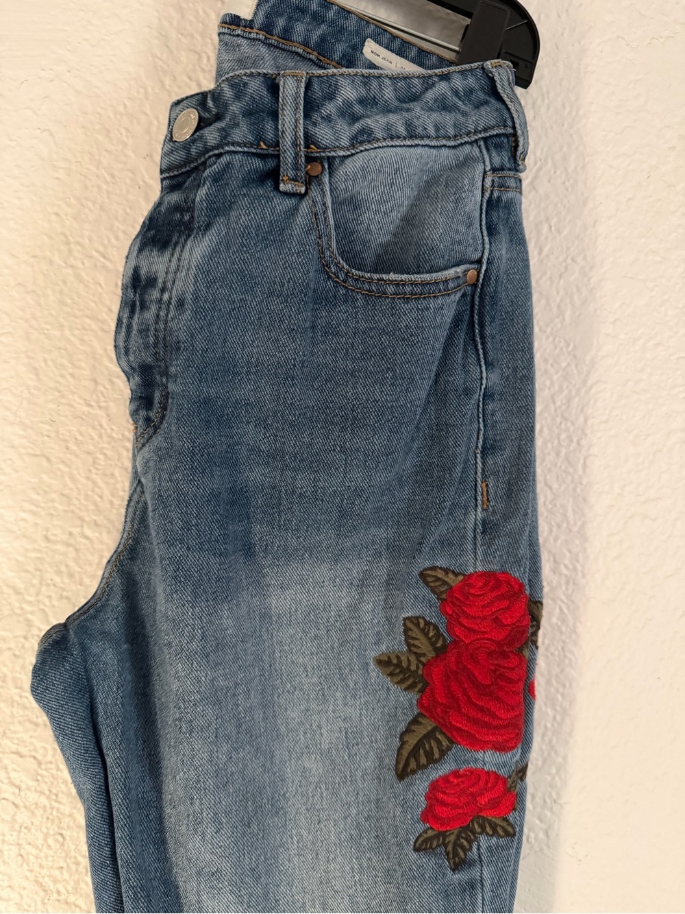 PacSun Mom Jeans Women’s 27 Rose Embroidered Distressed Denim